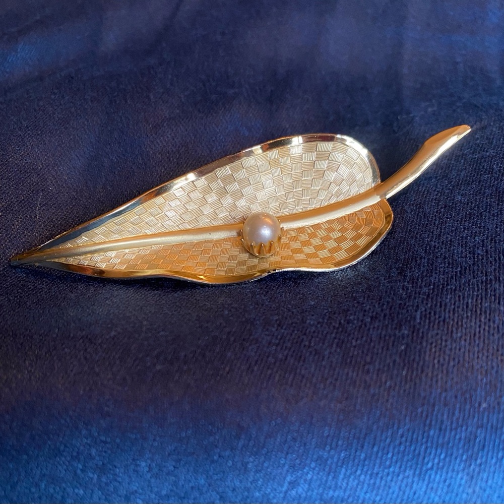 Vintage 50’s Textured Gold Tone Brooch With Faux Pearl